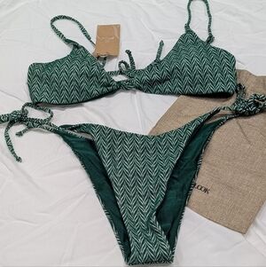 berlook / new with tags / medium / XL / Geometric Textured Knot Bikini Set
